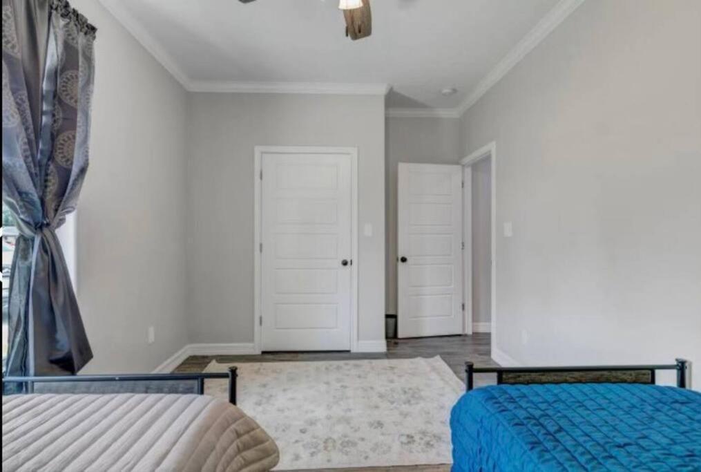 Reduced! Newly Renovated Luxe West W Priv Holiday home