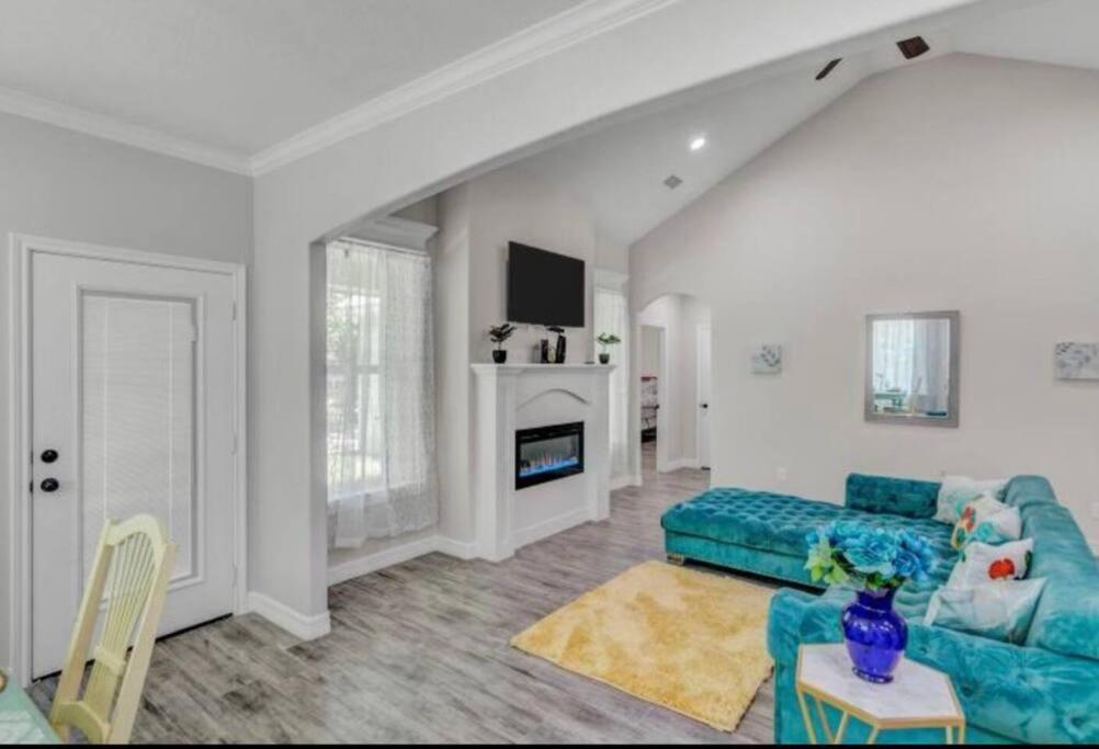 Reduced! Newly Renovated Luxe West W Priv