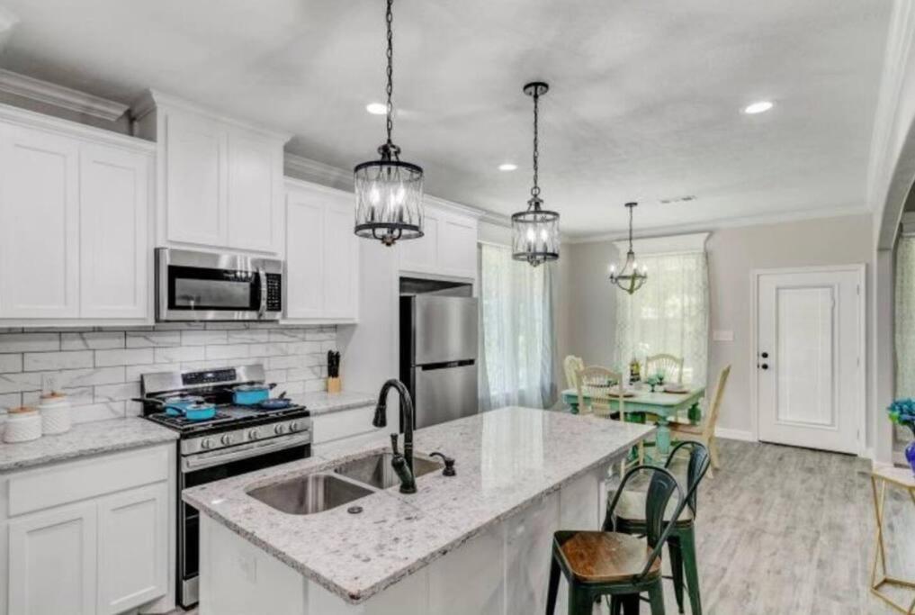 Holiday home Reduced! Newly Renovated Luxe West W Priv