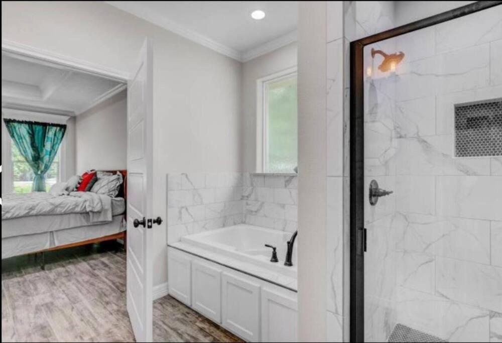 Reduced! Newly Renovated Luxe West W Priv Holiday home Beaumont