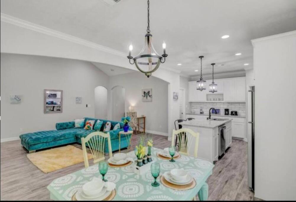 Reduced! Newly Renovated Luxe West W Priv Holiday home